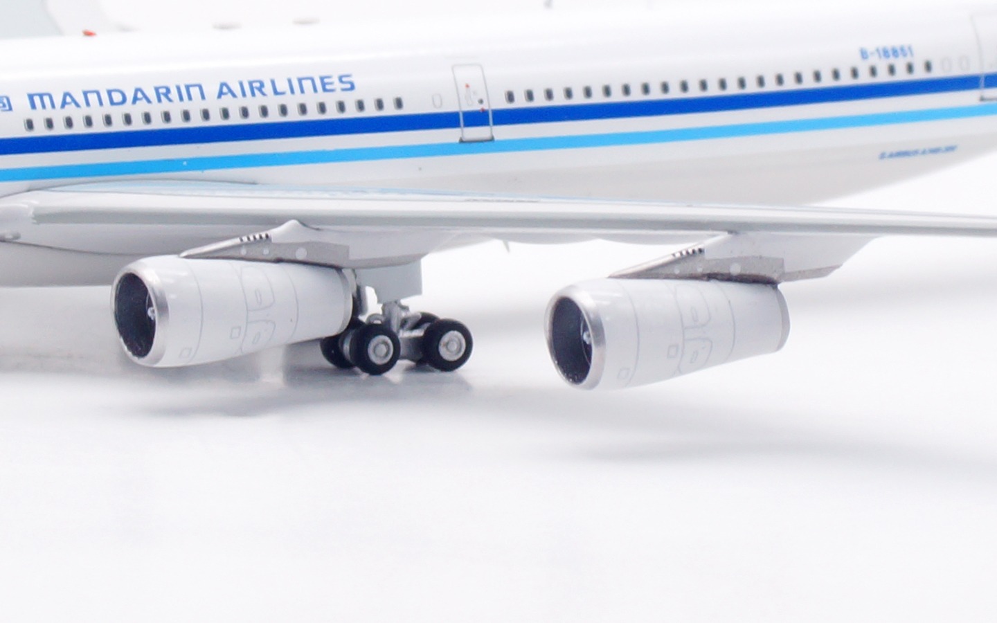 Aviation 400 1:400 Mandarin Airlines B-18851 Airbus A340-300 - Image 13