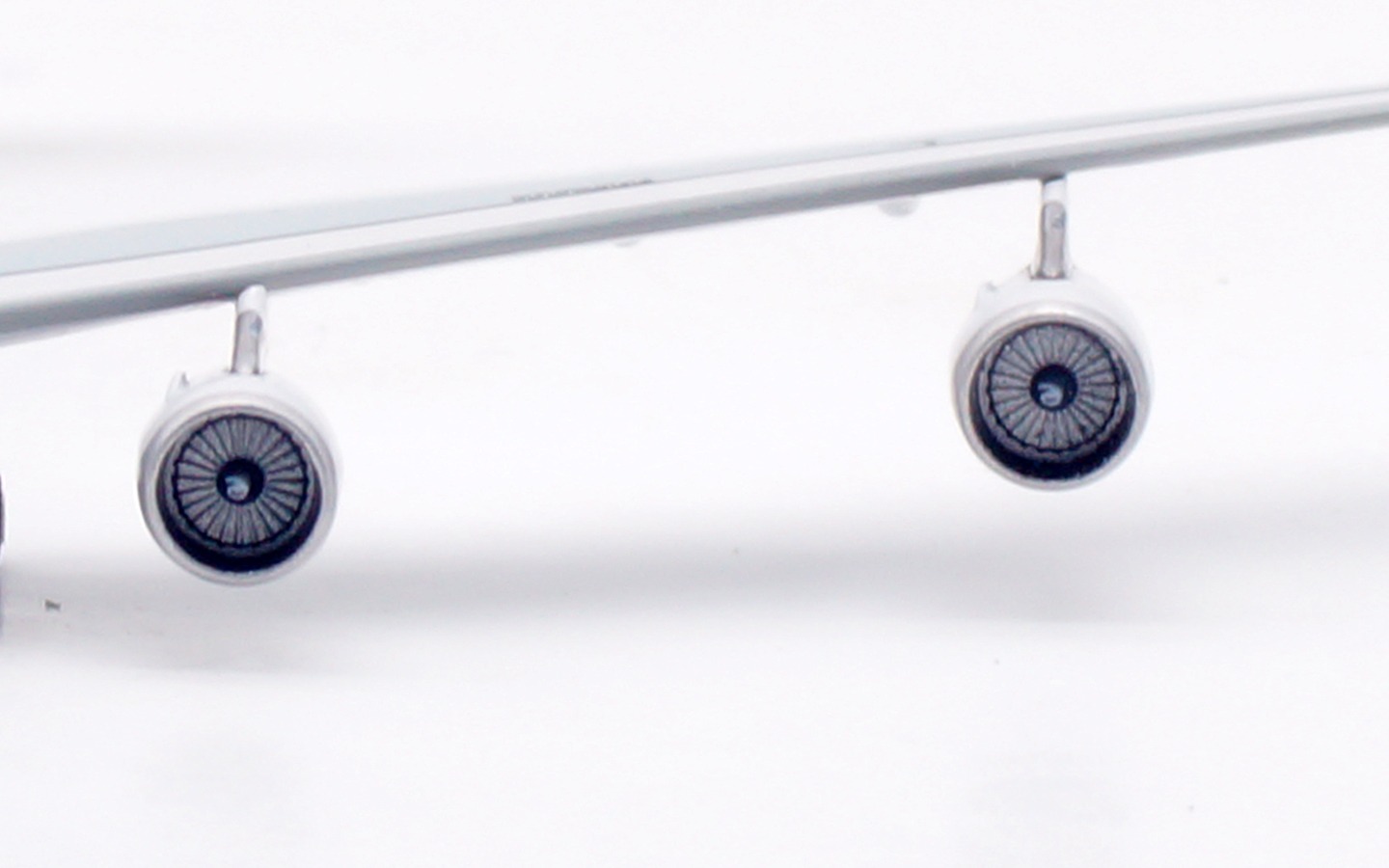 Aviation 400 1:400 Mandarin Airlines B-18851 Airbus A340-300 - Image 14