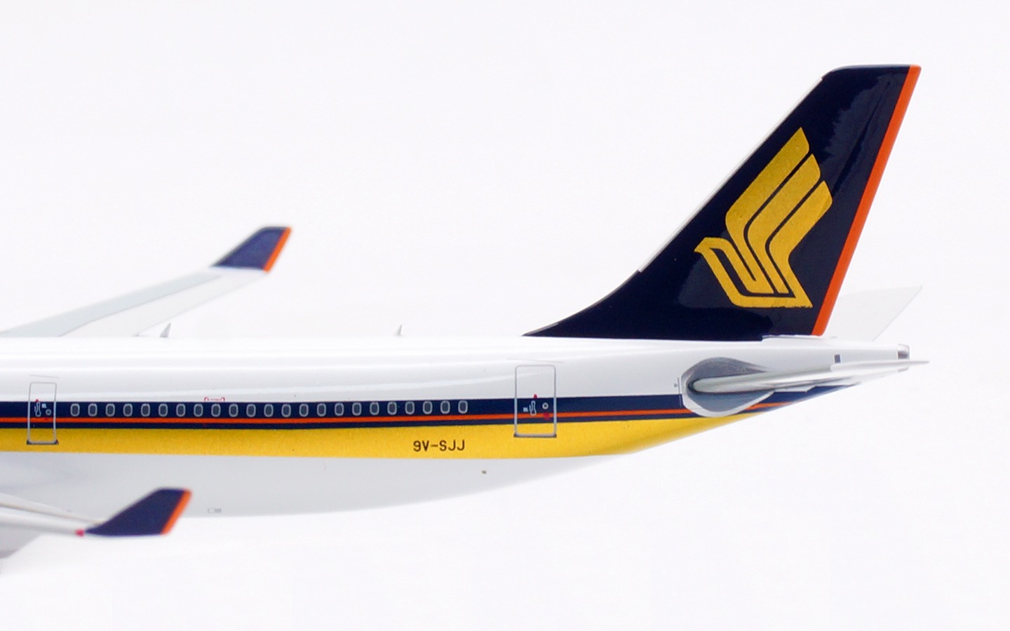 Aviation 400 1:400 Singapore Airlines 9V-SJJ Airbus A340-300 - Image 12