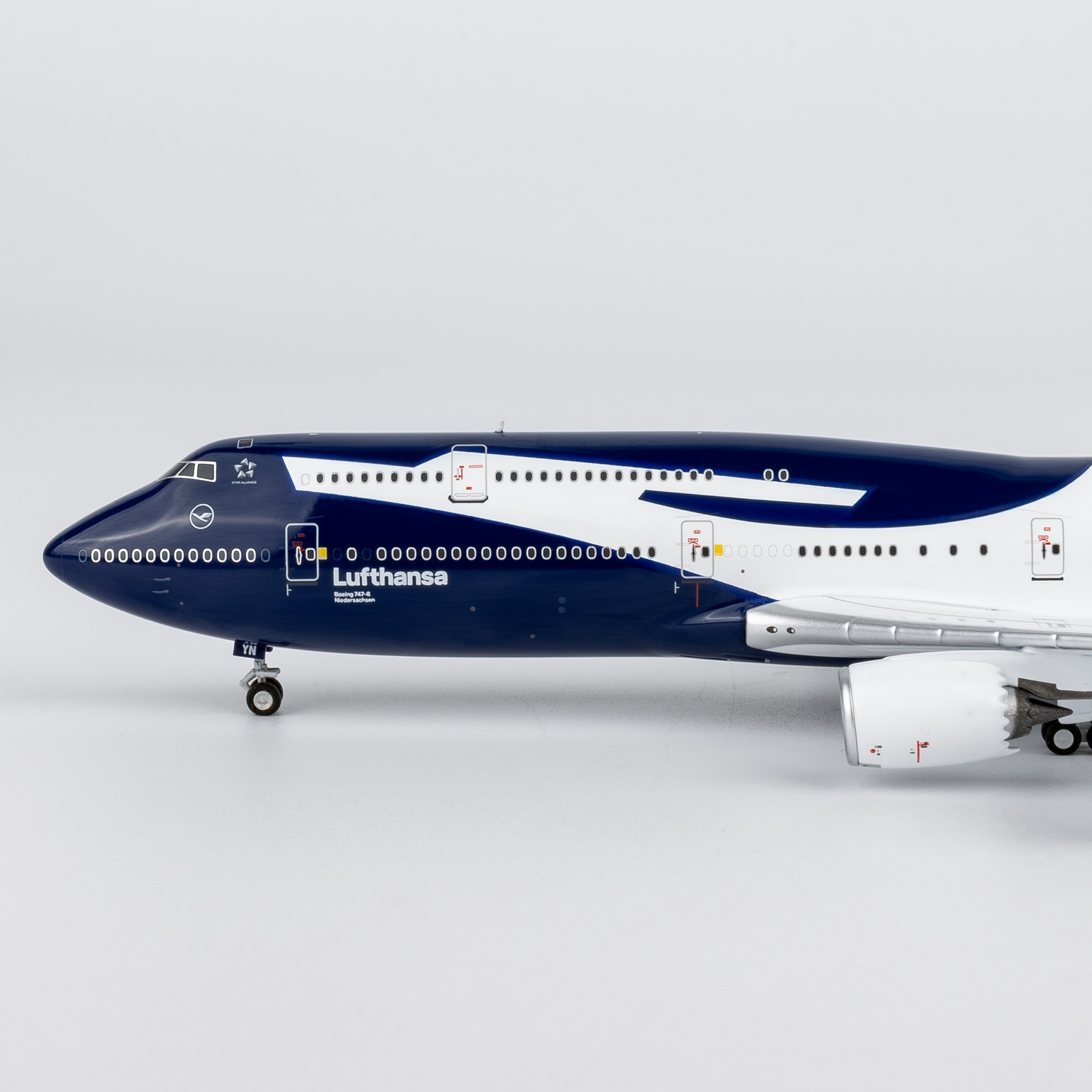 NG Models 1:400 Lufthansa D-ABYN Boeing 747-8 - Image 3