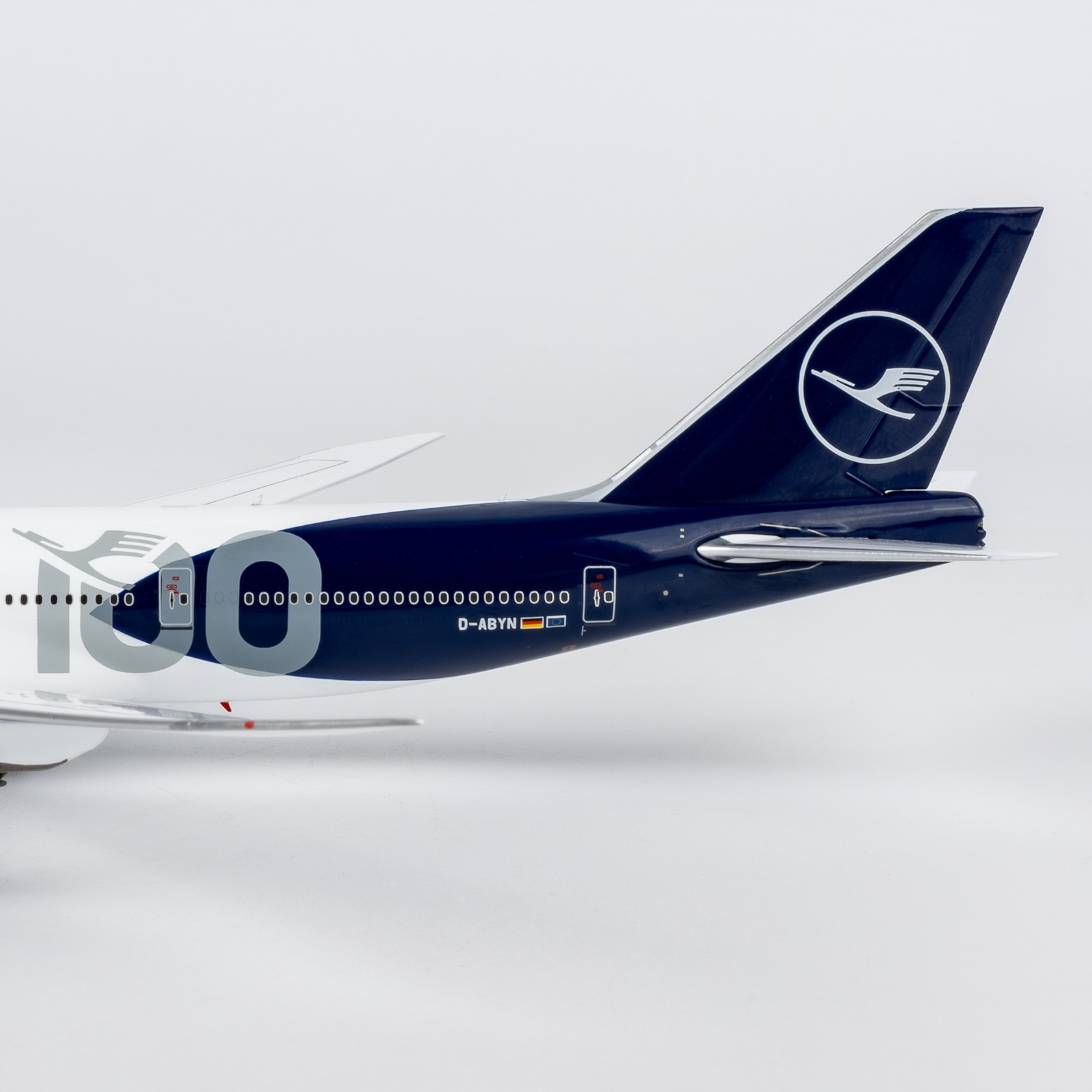 NG Models 1:400 Lufthansa D-ABYN Boeing 747-8 - Image 4