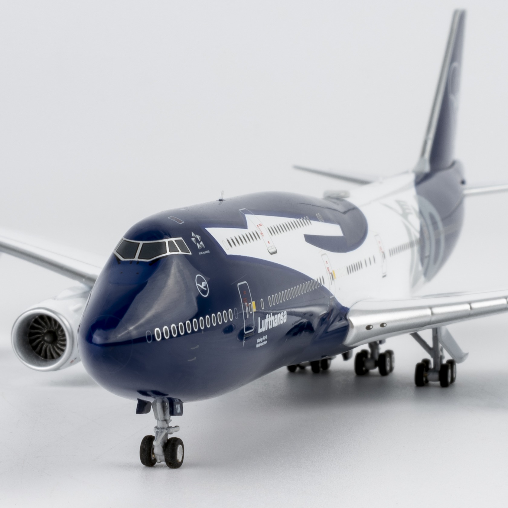 NG Models 1:400 Lufthansa D-ABYN Boeing 747-8 - Image 9
