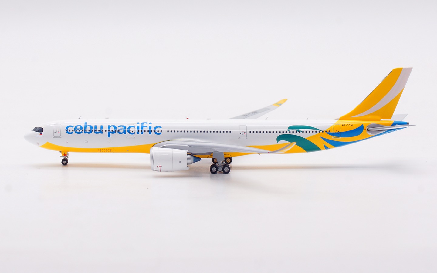 Aviation 400 1:400 Cebu Pacific RP-C3911 Airbus A330-900 - Image 8