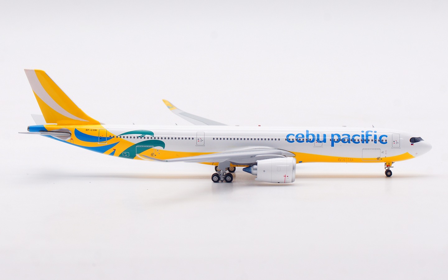 Aviation 400 1:400 Cebu Pacific RP-C3911 Airbus A330-900 - Image 9