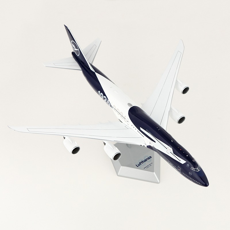 SQ Wings 1:200 Lufthansa D-ABYN Boeing 747-8 - Bedfordshire