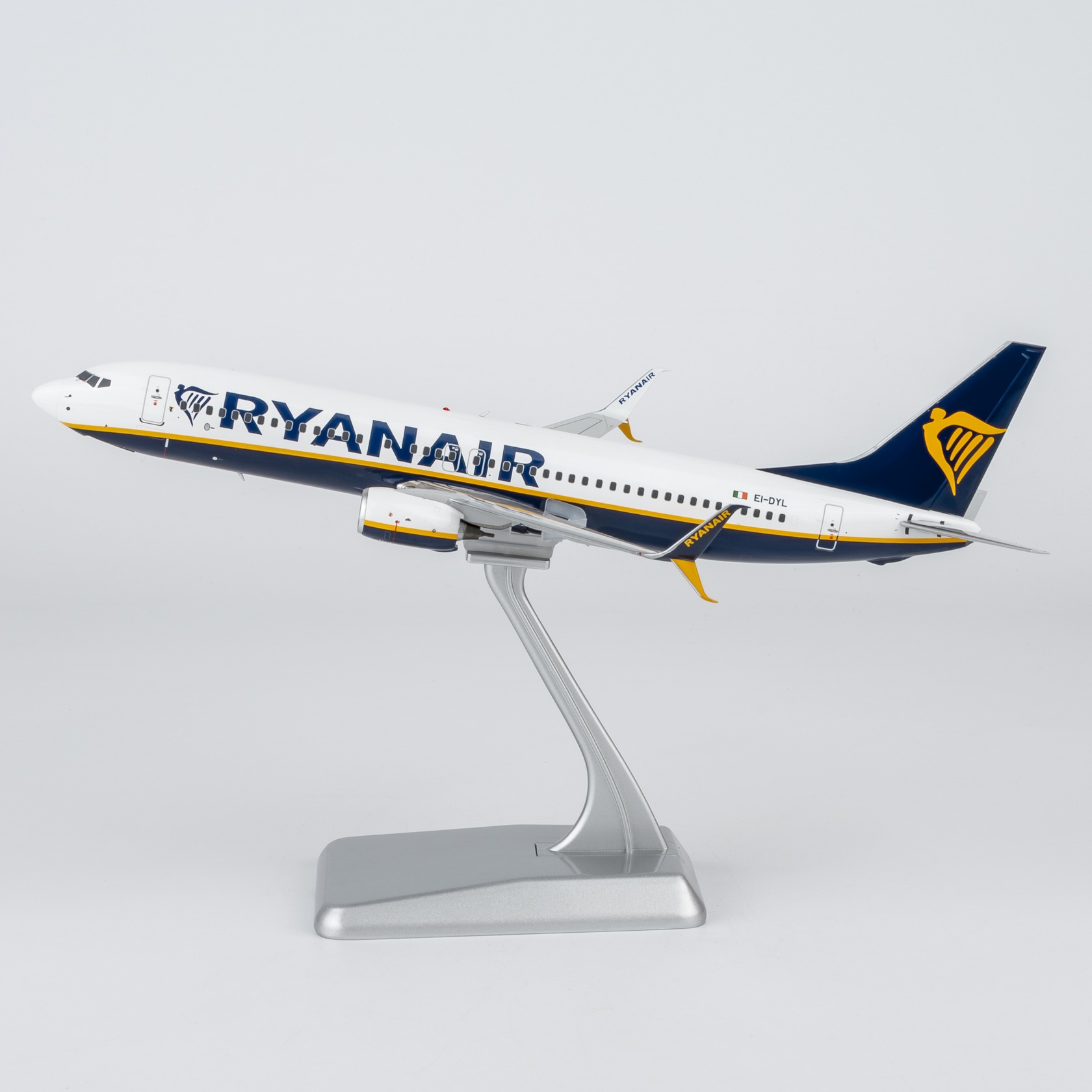 NG Models 1:200 Ryanair EI-DYL Boeing 737-800 SW - Image 11
