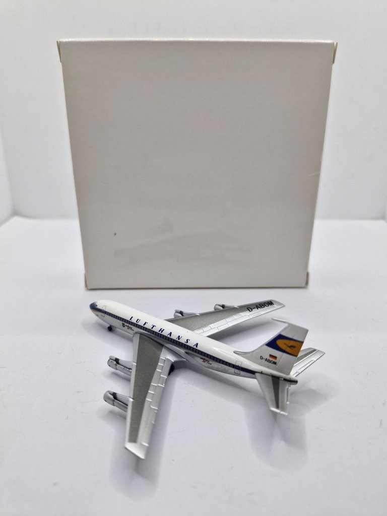 Aeroclassics 1:400 Lufthansa D-ABOM Boeing 720-100 - Image 4