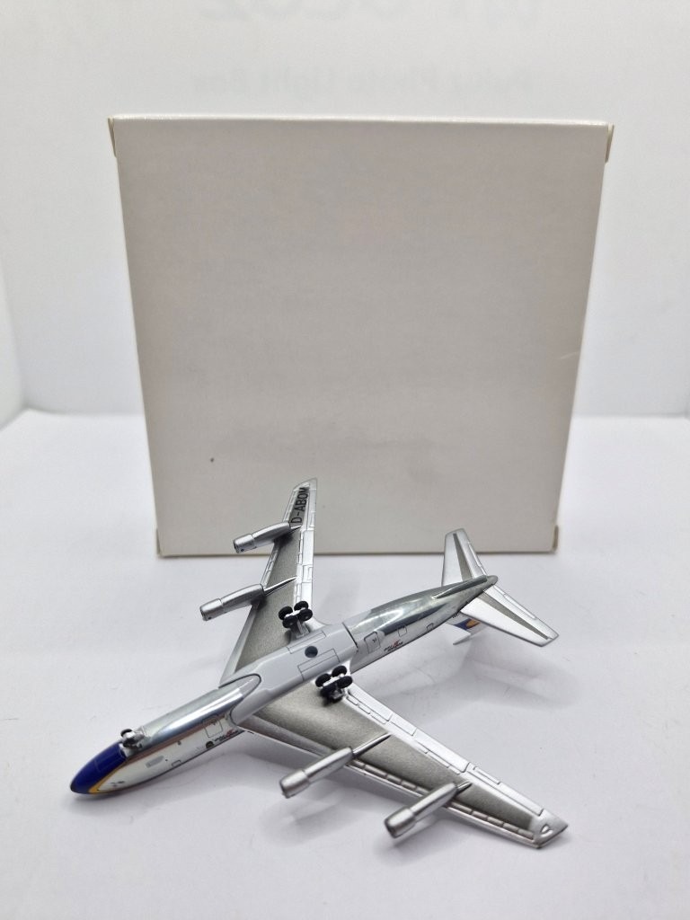 Aeroclassics 1:400 Lufthansa D-ABOM Boeing 720-100 - Image 5