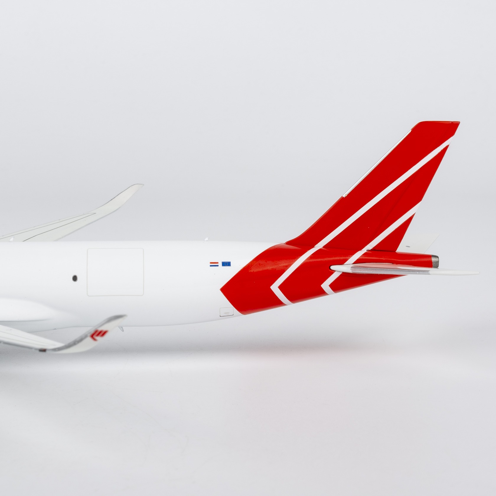 NG Models 1:400 Martinair Cargo (no registration) Airbus A350-900F - Image 4