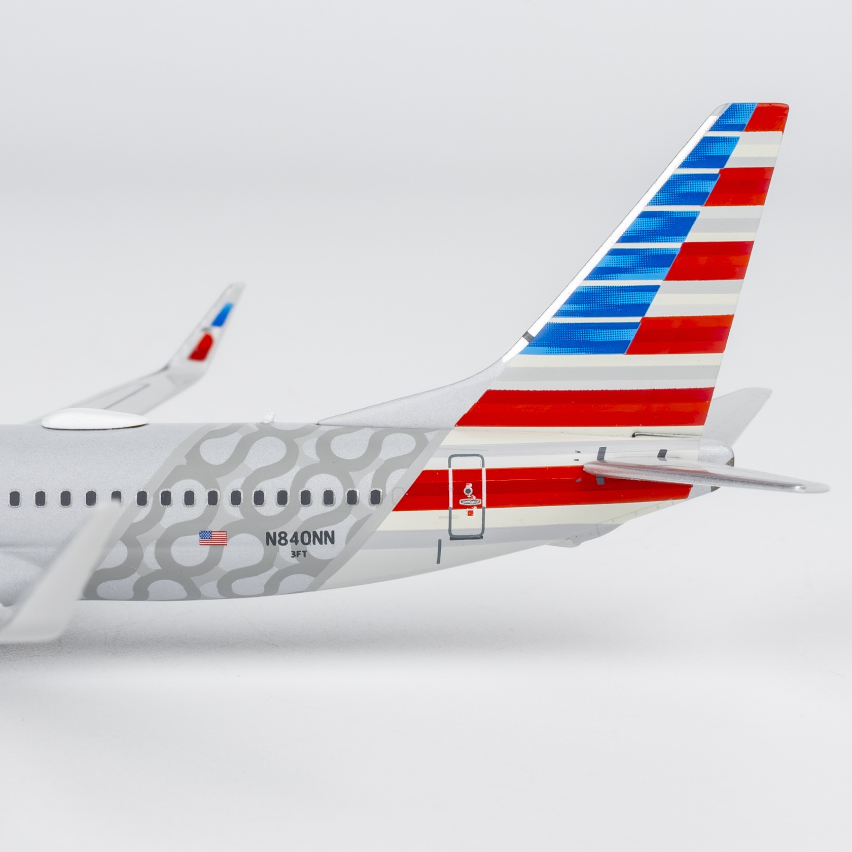 NG Models 1:400 American Airlines N840NN Boeing 737-800W - Image 4