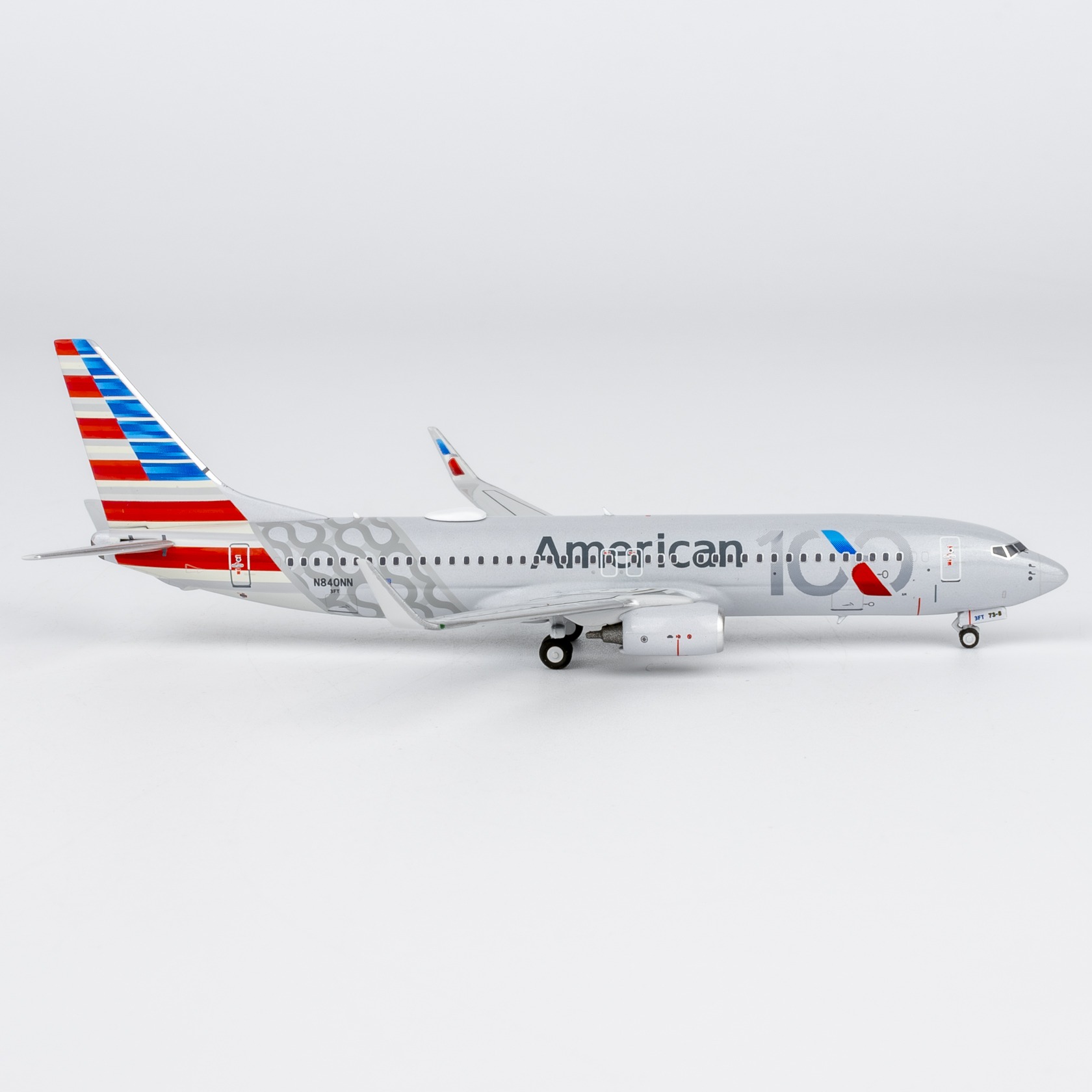 NG Models 1:400 American Airlines N840NN Boeing 737-800W - Image 6