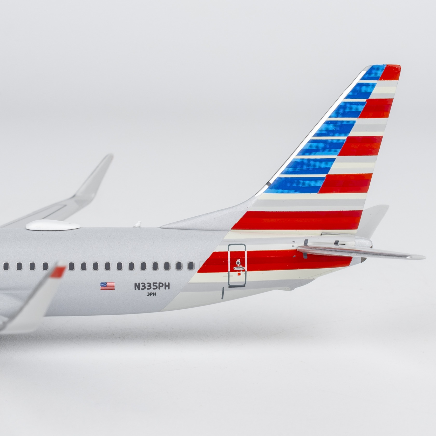 NG Models 1:400 American Airlines N335PH Boeing 737-800W - Image 4