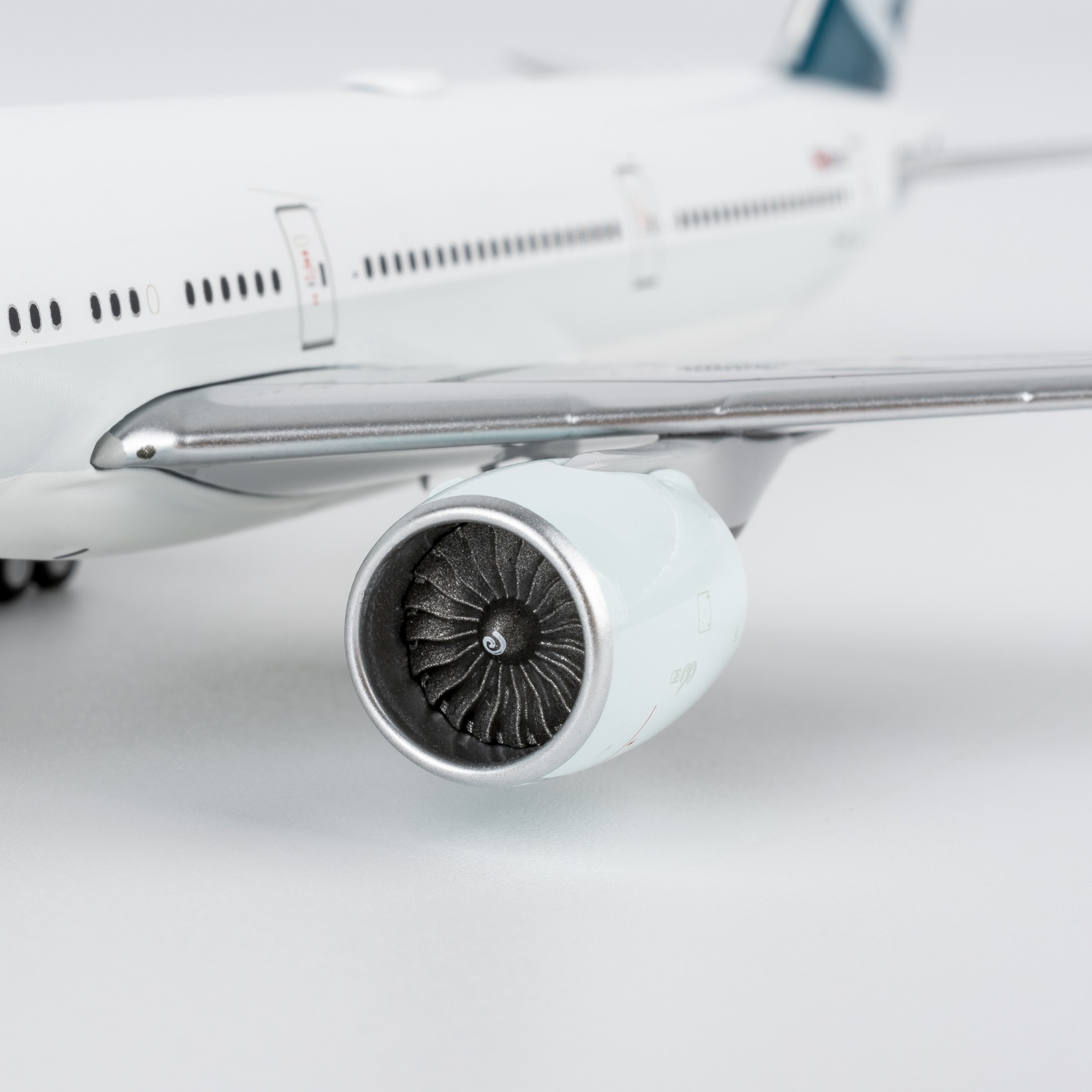 NG Models 1:400 Cathay Pacific Airways B-KQO Boeing 777-300 - Image 7