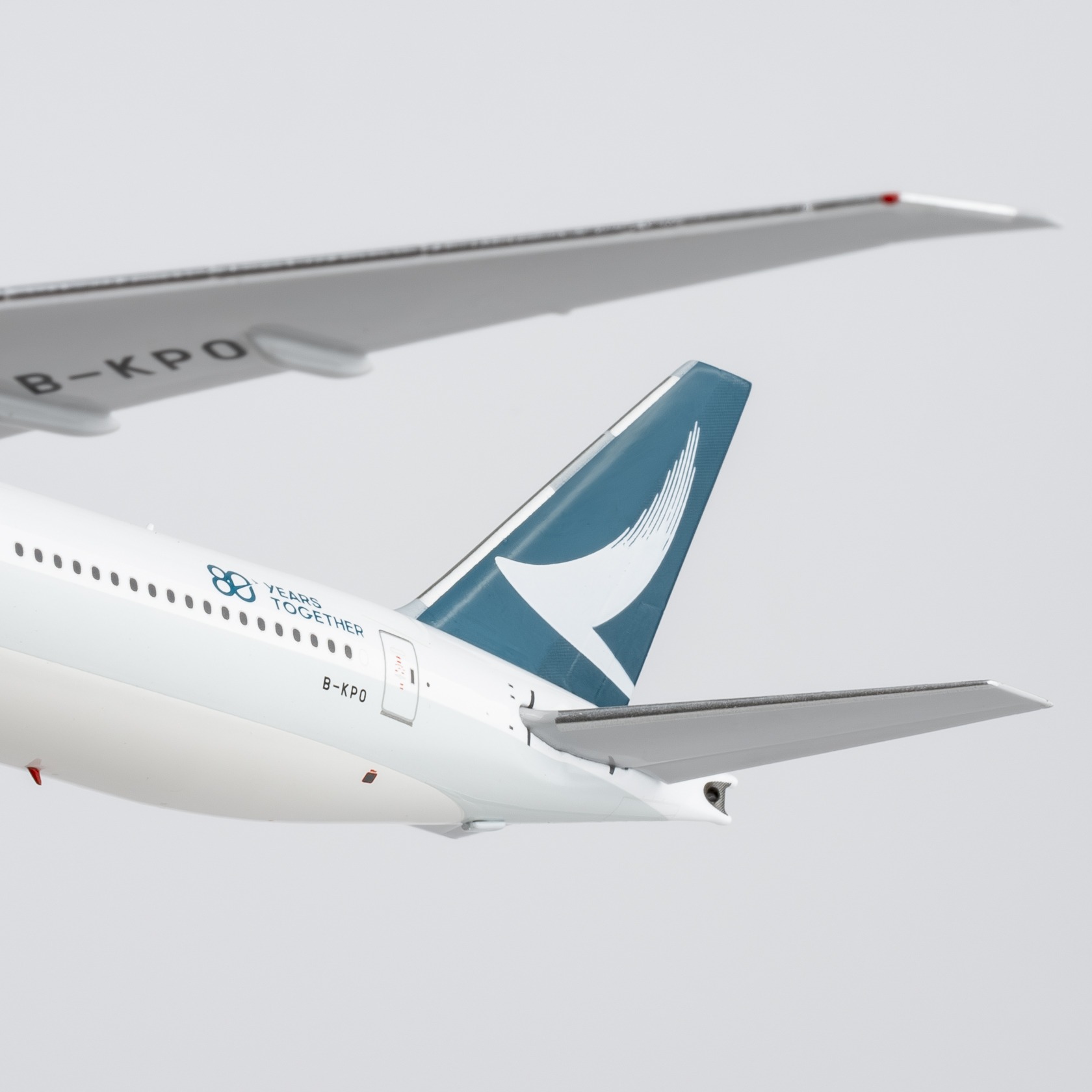 NG Models 1:400 Cathay Pacific Airways B-KPO Boeing 777-300 - Image 7