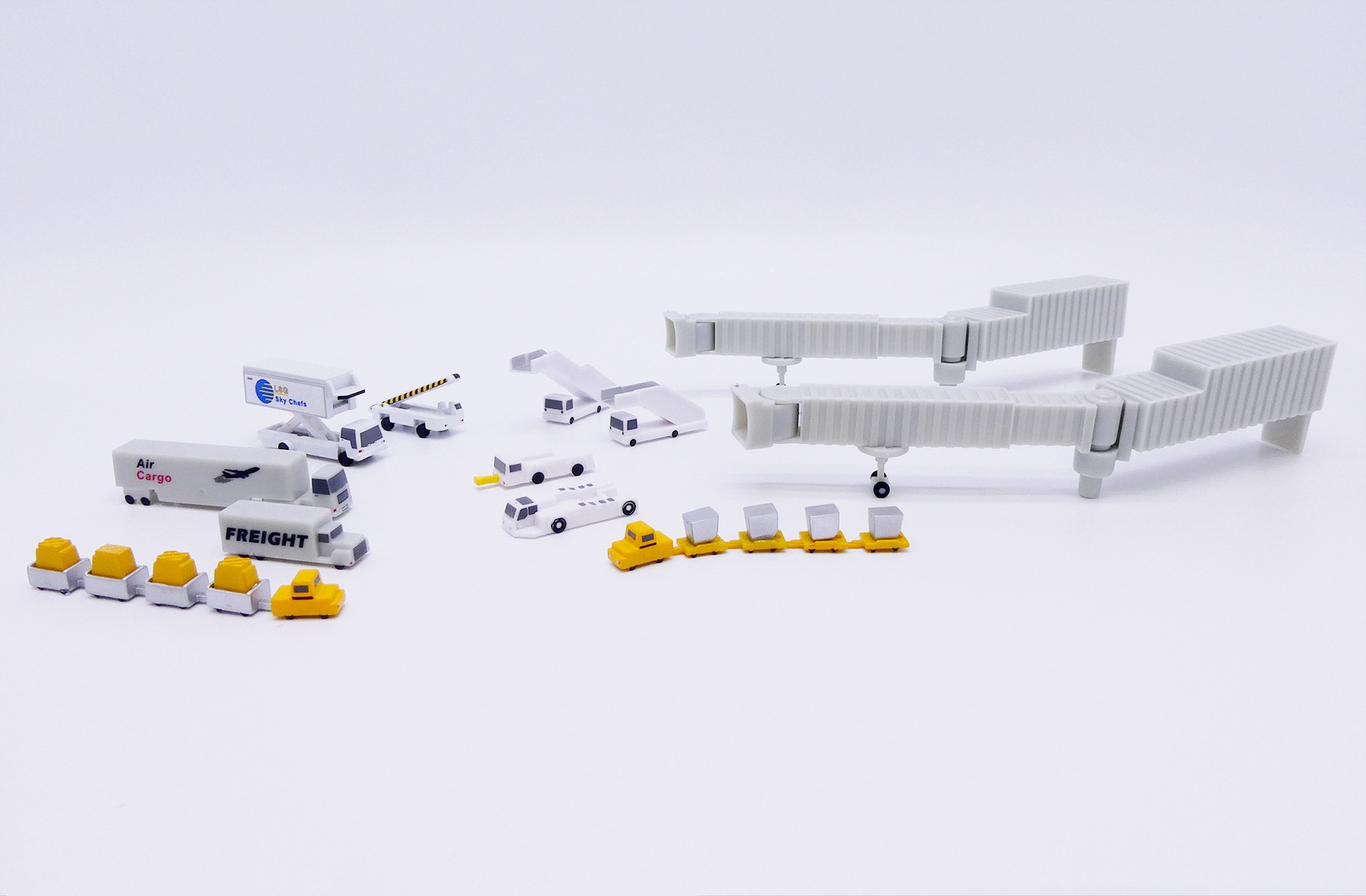 JC Wings 1:400 Airport Accessories 20 Piece GSE Set - Image 2