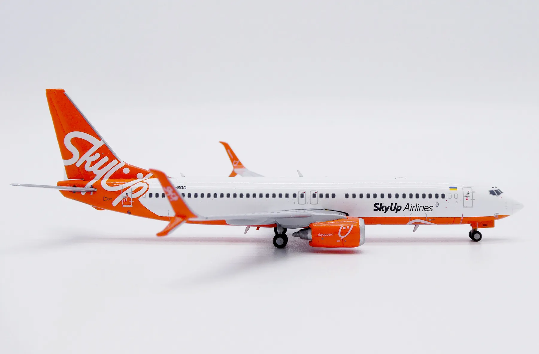JC Wings 1:400 SkyUp Airlines UR-SQG Boeing 737-800SW - Image 2