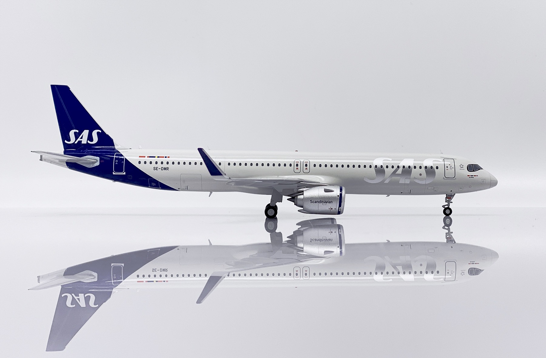 JC Wings 1:200 SAS Scandinavian Airlines SE-DMR Airbus A321-Neo - Image 3