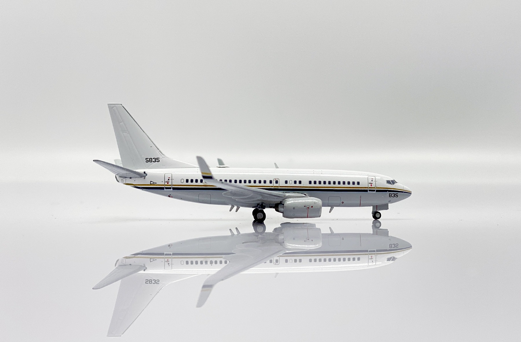 JC Wings 1:400 United States Navy 165835 Boeing 737-700 / C-40A - Image 2