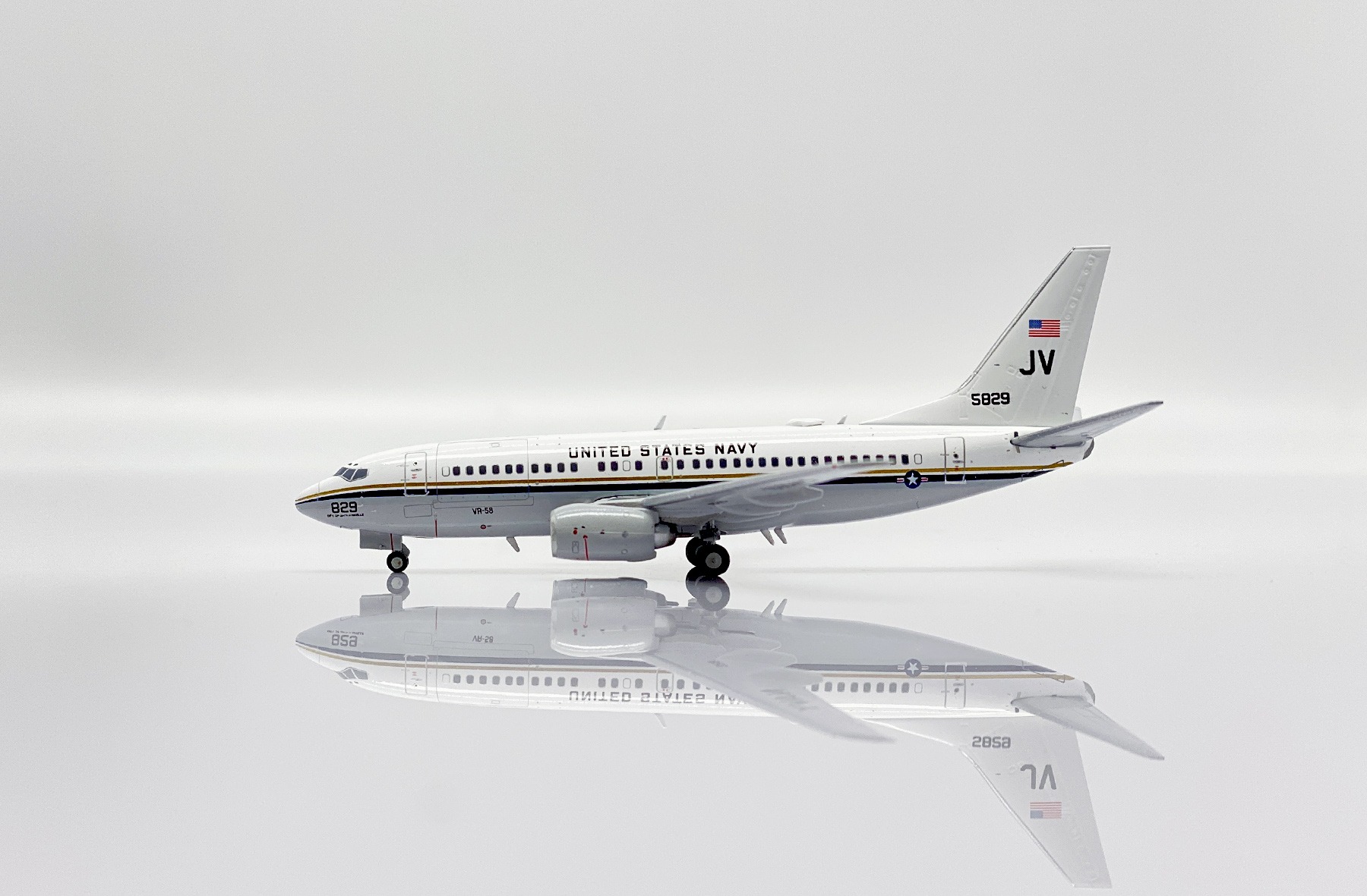 JC Wings 1:400 United States Navy 165829 Boeing 737-700 / C-40A