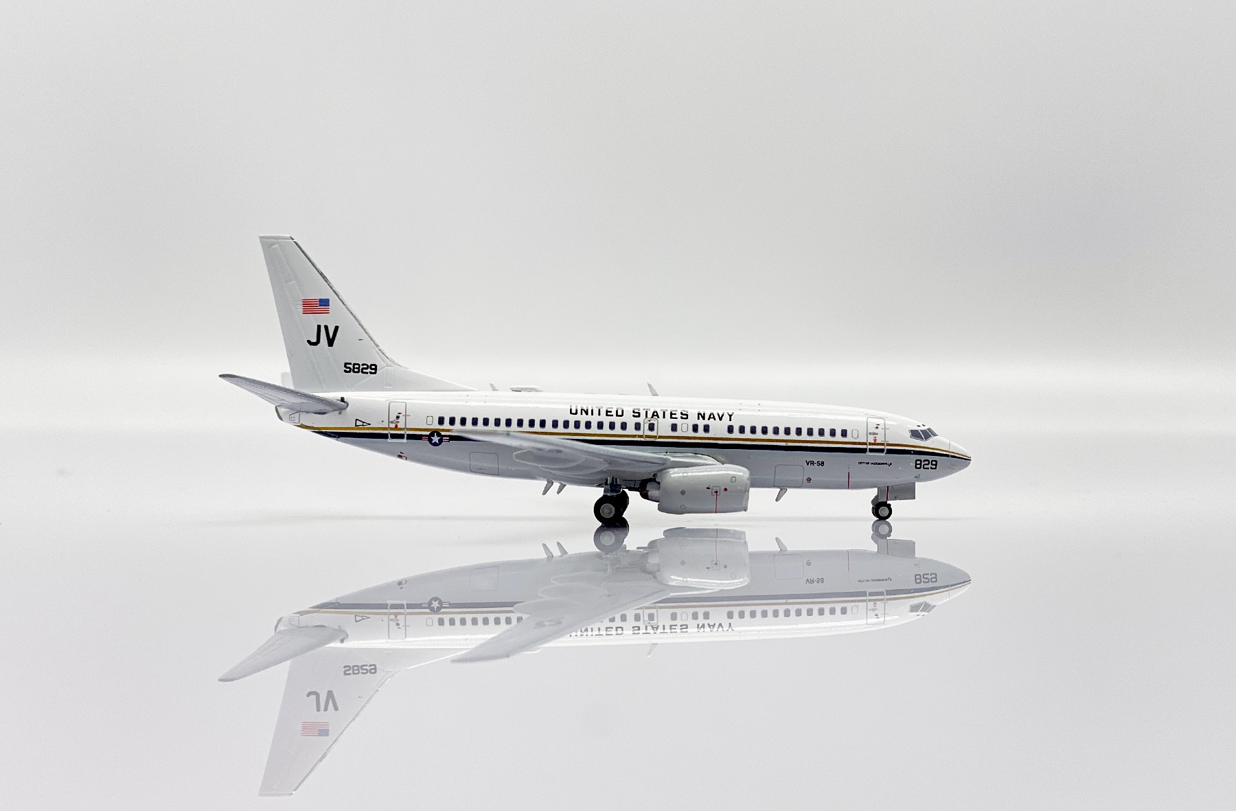 JC Wings 1:400 United States Navy 165829 Boeing 737-700 / C-40A - Image 2