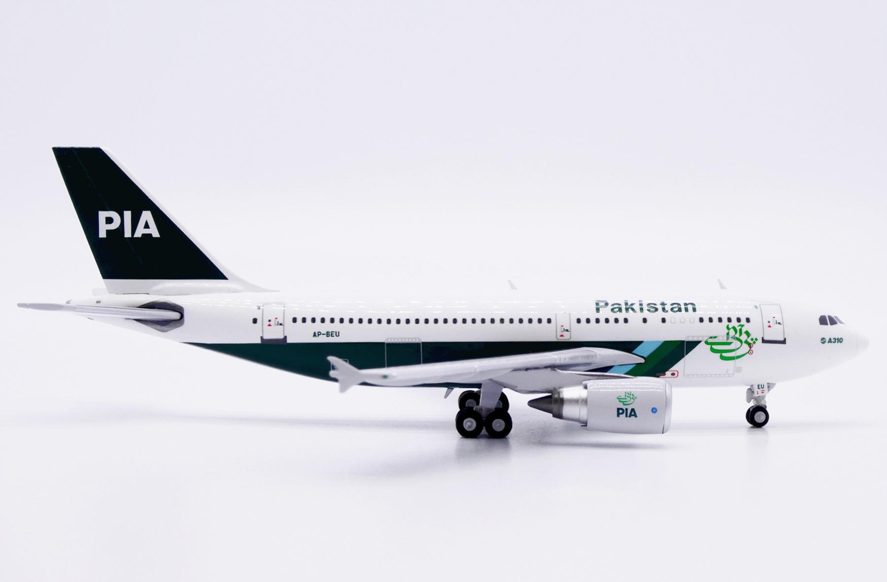 JC Wings 1:400 PIA Pakistan International Airlines AP-BEU Airbus A310-300 - Image 2