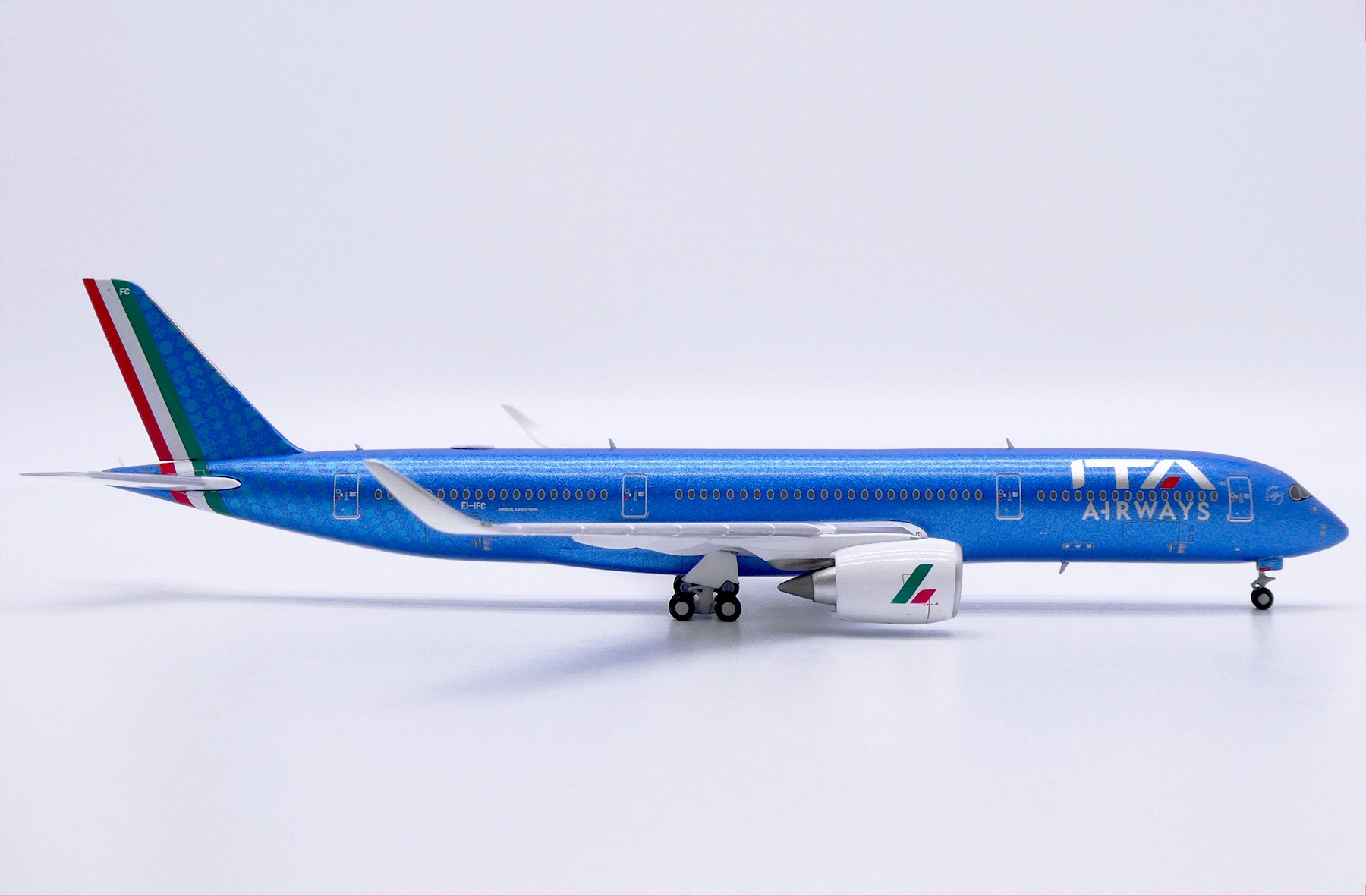 JC Wings 1:400 ITA Airways EI-IFC Airbus A350-900 - Image 2