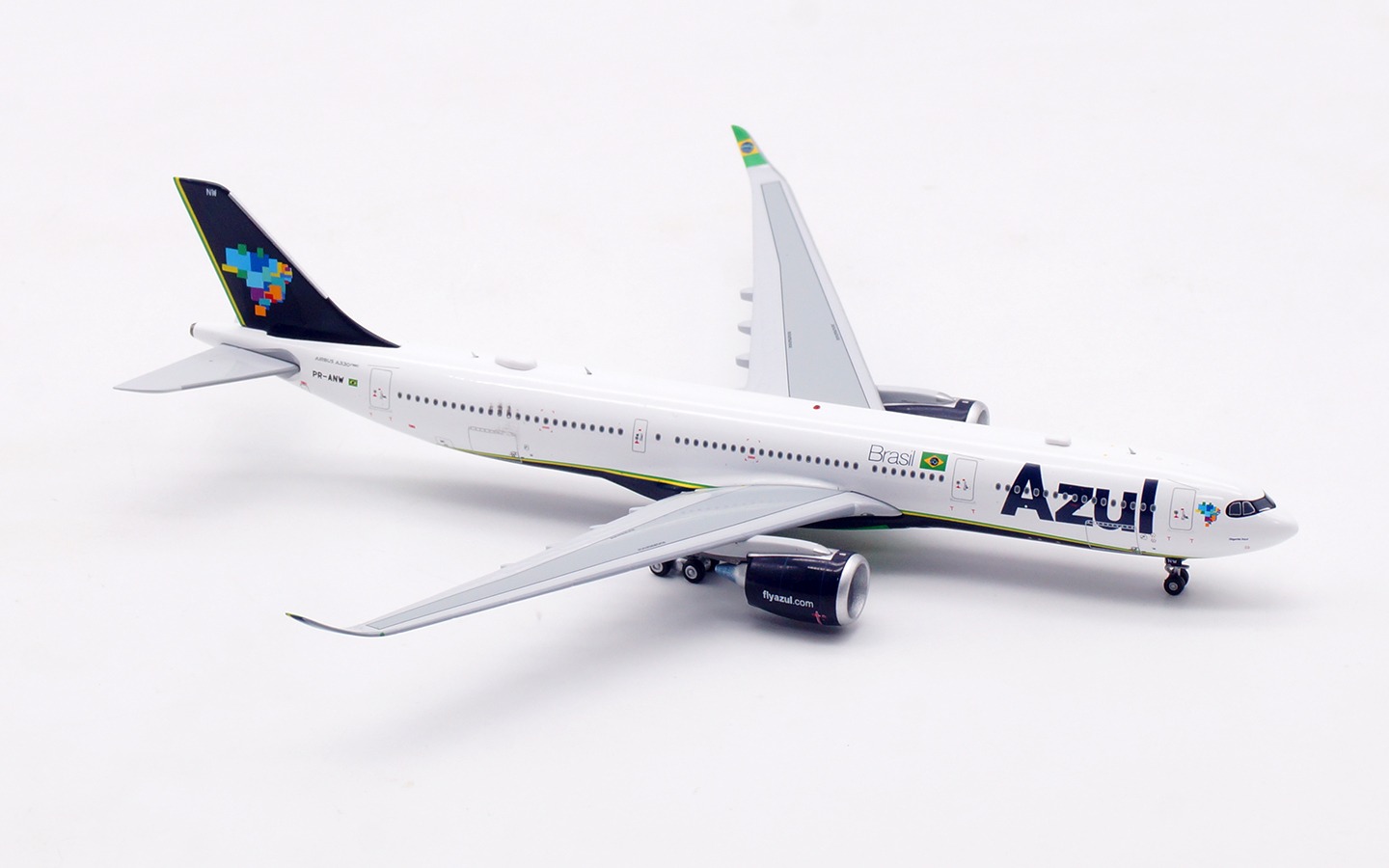 Aviation 400 1:400 AZUL PR-ANW Airbus A330-900 - Image 3