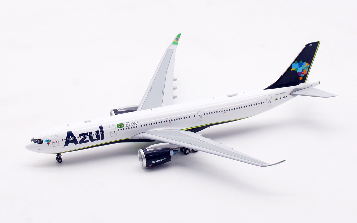 Aviation 400 1:400 AZUL PR-ANW Airbus A330-900 - Image 4
