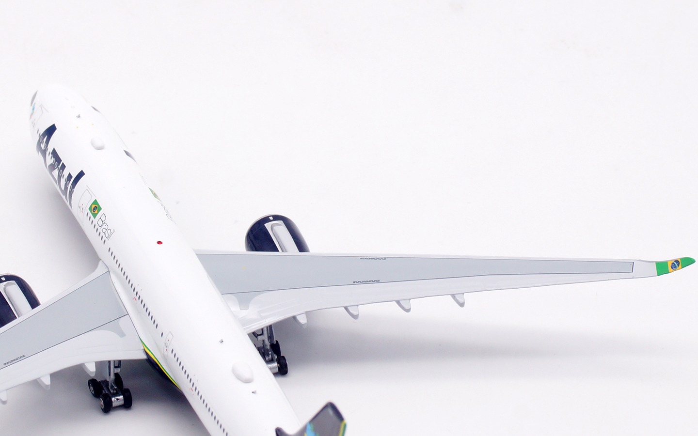 Aviation 400 1:400 AZUL PR-ANW Airbus A330-900 - Image 5