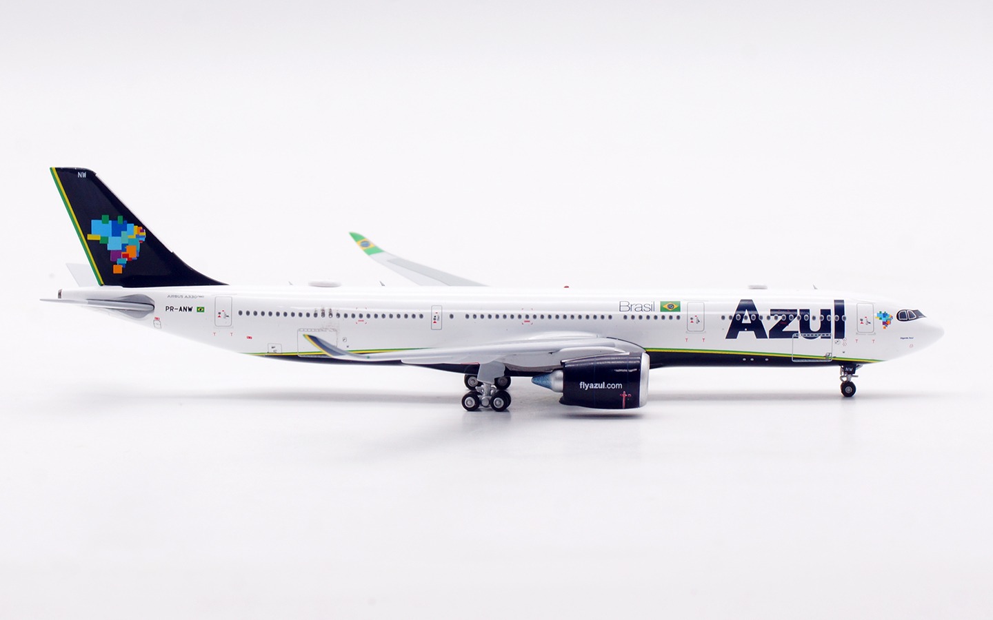 Aviation 400 1:400 AZUL PR-ANW Airbus A330-900 - Image 9