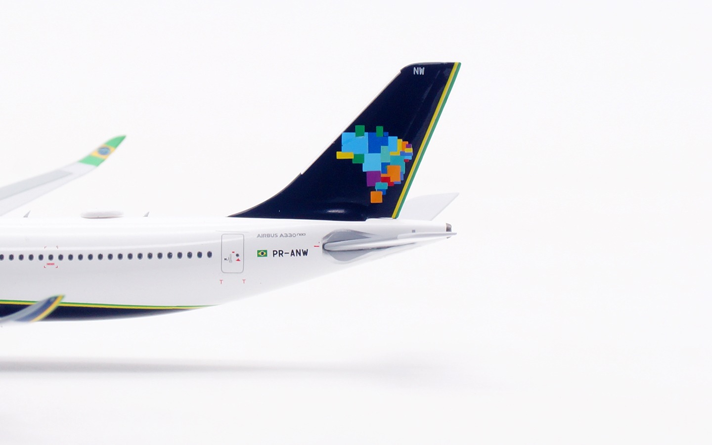 Aviation 400 1:400 AZUL PR-ANW Airbus A330-900 - Image 11