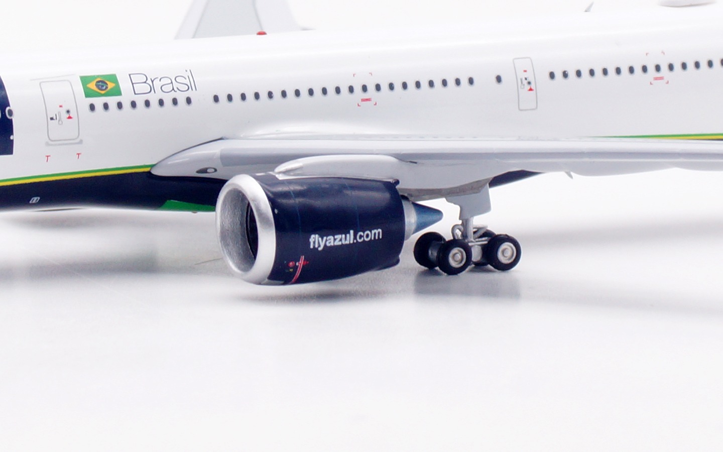 Aviation 400 1:400 AZUL PR-ANW Airbus A330-900 - Image 12