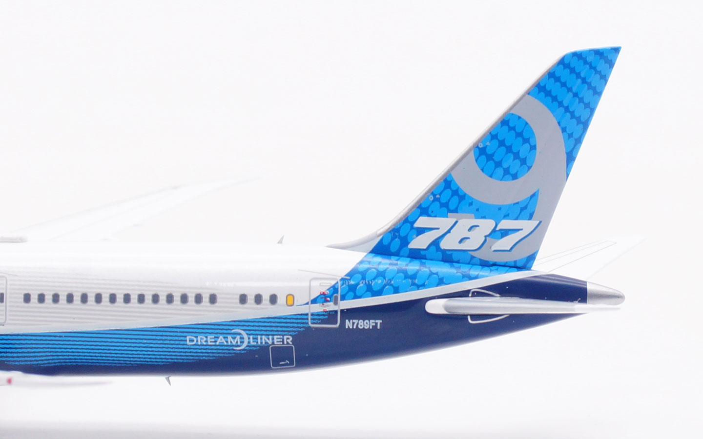 Aviation 400 1:400 Boeing Aircraft Company N789FT Boeing 787-9 - Image 11
