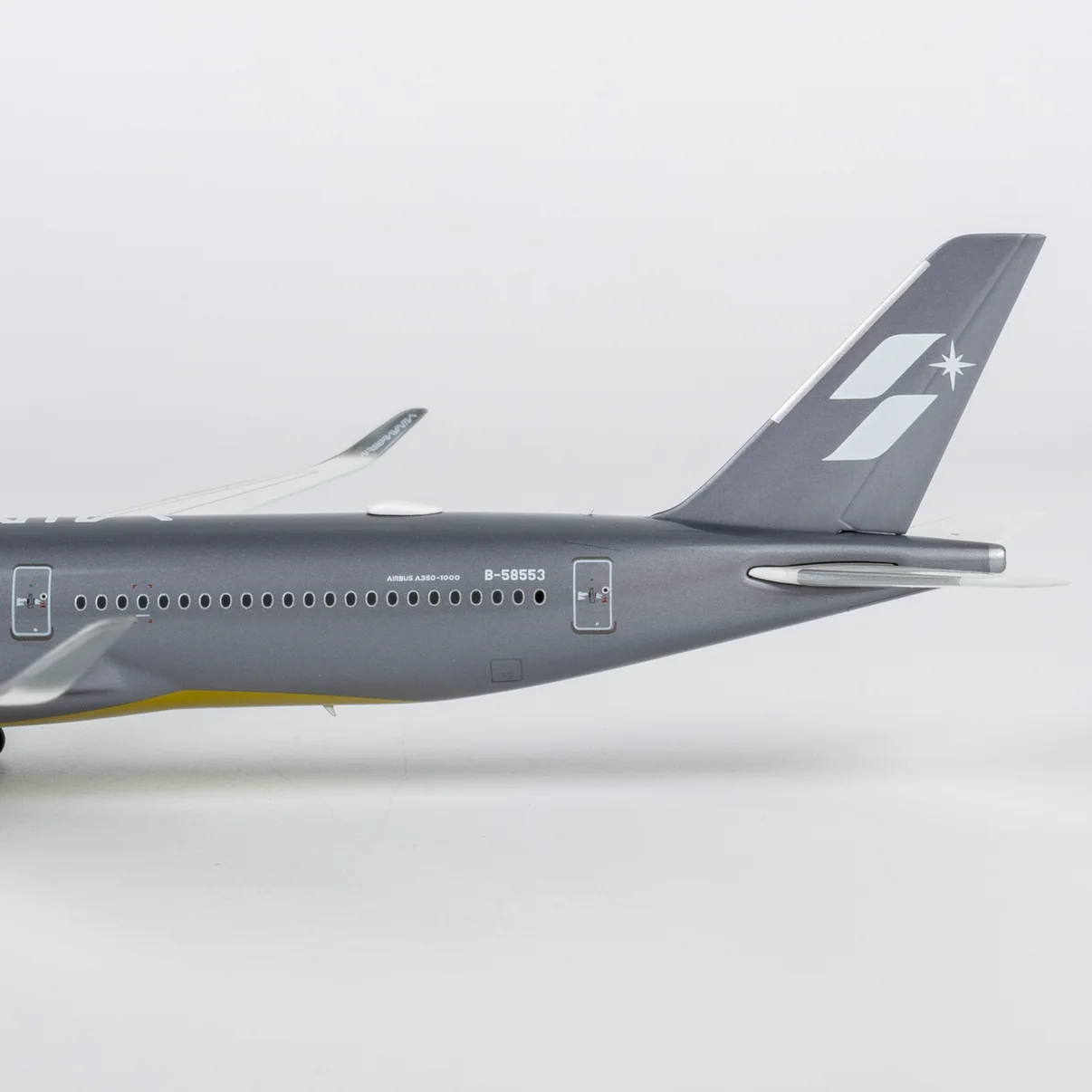 YY Wings 1:400 Starlux Airlines B-58553 Airbus A350-1000 *** PRE-ORDER DUE OCTOBER/NOVEMBER 2026 *** - Image 4